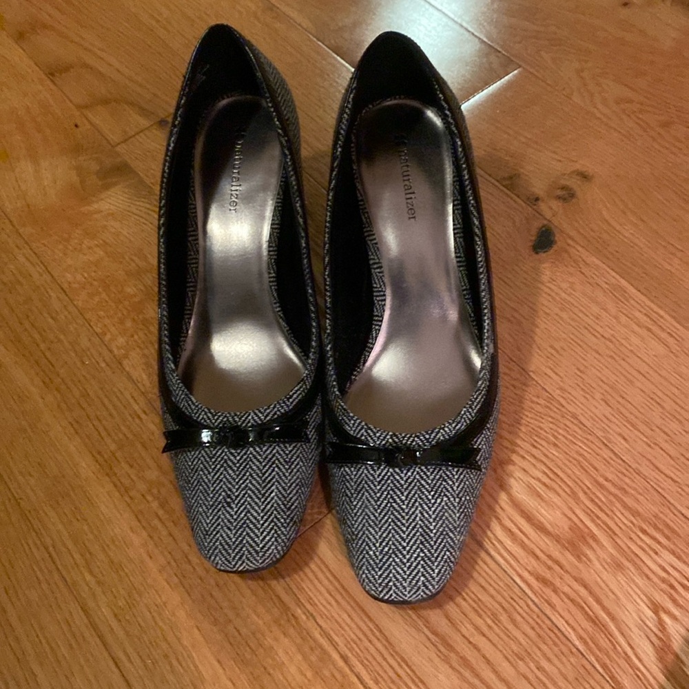 Naturalizer 8 1/2 Black and white heeled shoes.